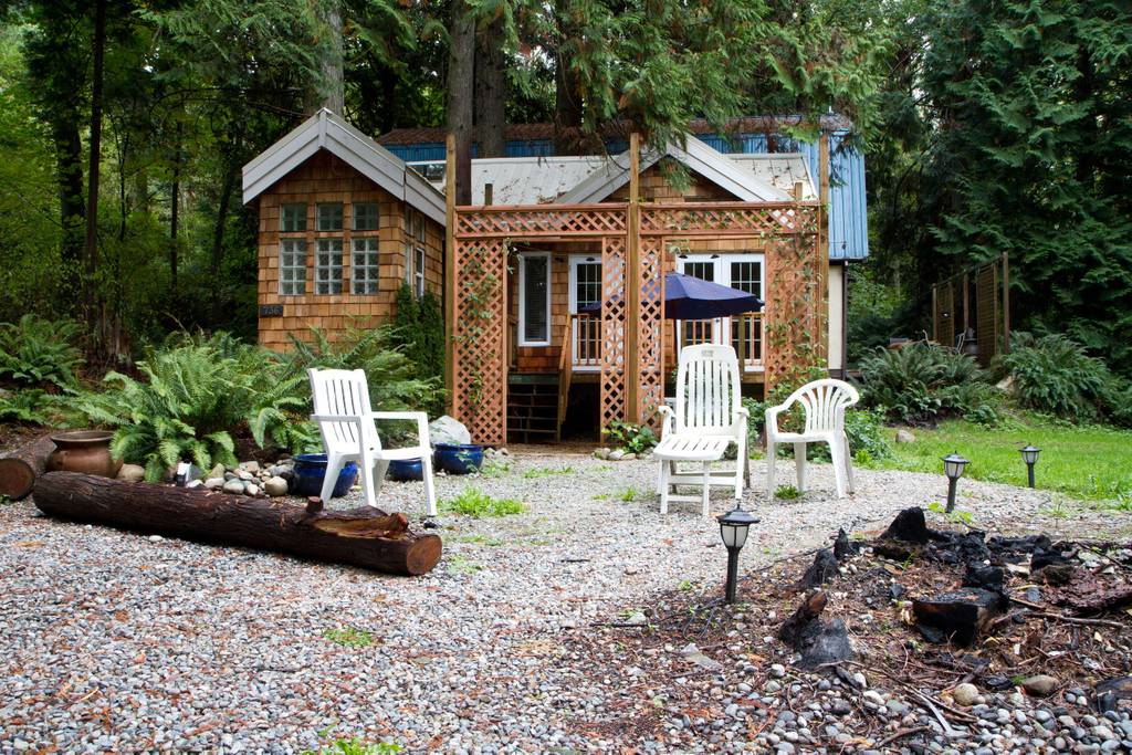 9 Dog-Friendly West Coast Airbnbs We Want to Visit!